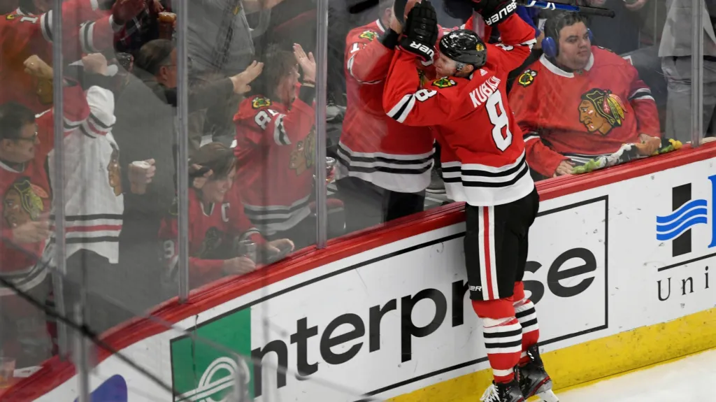 Dominik Kubalík z Chicaga se s fanoušky raduje z gólu