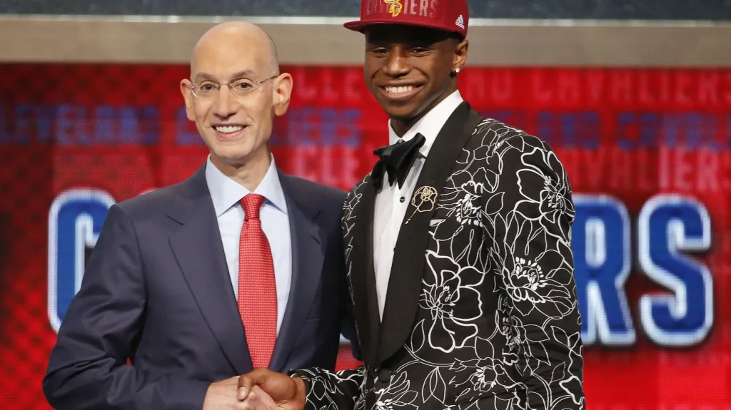 Andrew Wiggins (vpravo) s komisionářem NBA Adamen Silverem