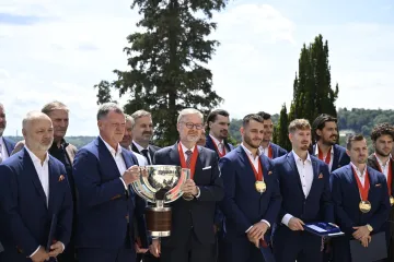 Čeští hokejisté u premiéra Petra Fialy