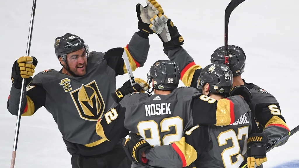 Tomáš Nosek se raduje z gólu se spoluhráči z Vegas