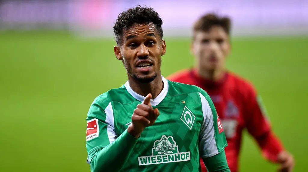 Theodor Gebre Selassie v dresu Brém