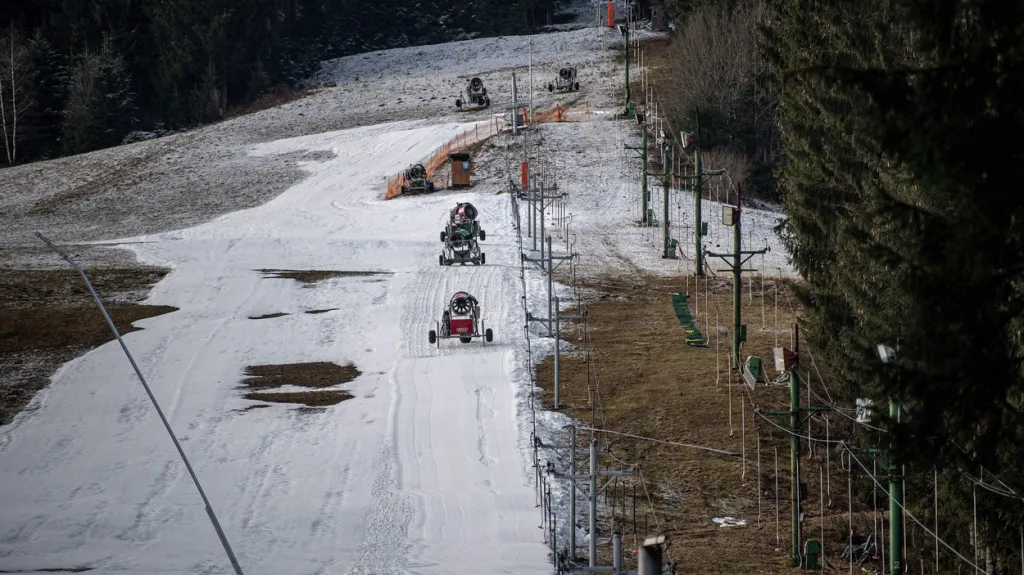 Lyžařská střediska nemají dostatek sněhu