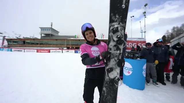 Finálová jízda snowboardistů v paralelním slalomu