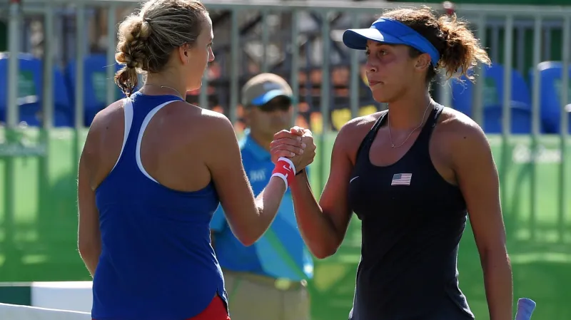 Madison Keysová gratuluje Češce k bronzové medaili