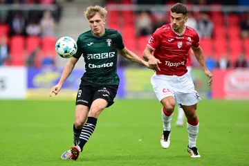 Albert Labík z Karviné v souboji se Samuelem Šimkem z Pardubic