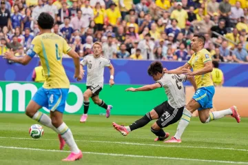 Kaishu Sano střílí úvodní branku utkání do sítě Brazílie