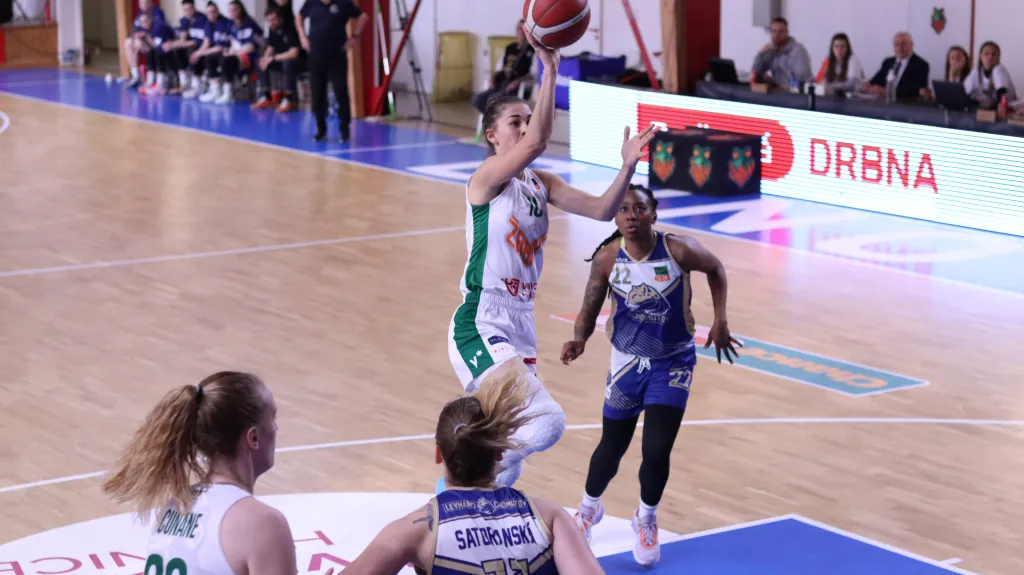 Eliška Hamzová zakončuje přes chomutovskou obranu