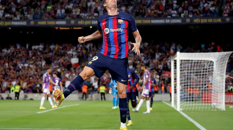 Robert Lewandowski z Barcelony oslavuje gól v La Lize