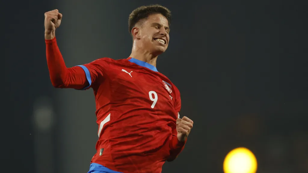 Adam Hložek oslavuje gól proti Gruzii