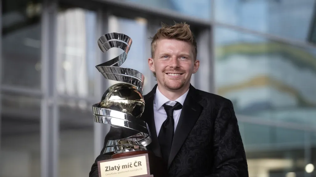 Pavel Šulc s trofejí za výhru v loňském ročníku ankety