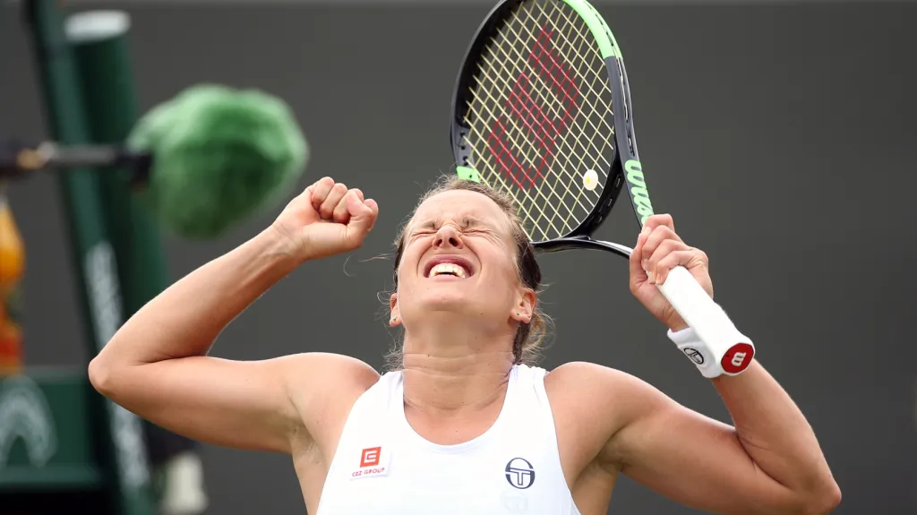 Barbora Strýcová se raduje z postupu do osmifinále Wimbledonu