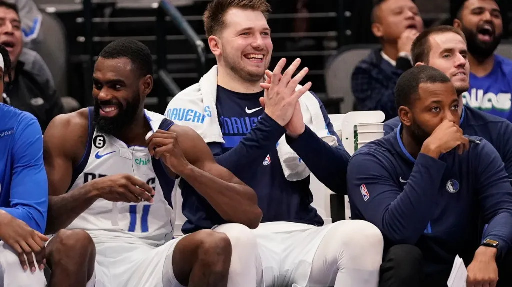 Luka Dončič se spoluhráči