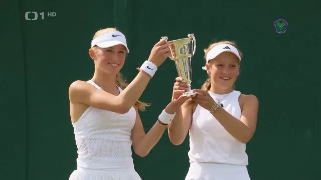 Junioři Filip, Kovačková a Samsonová si připsali ve Wimbledonu tituly ve čtyřhrách