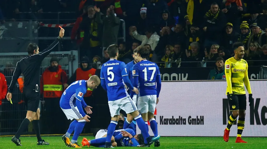 Pierre-Emerick Aubameyang obdržel červenou kartu v utkání proti Schalke