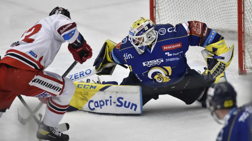 Brankář Libor Kašík ze Zlína zasahuje v utkání s Olomoucí