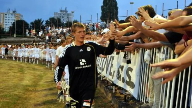 Hradečtí fotbalisté s fanoušky