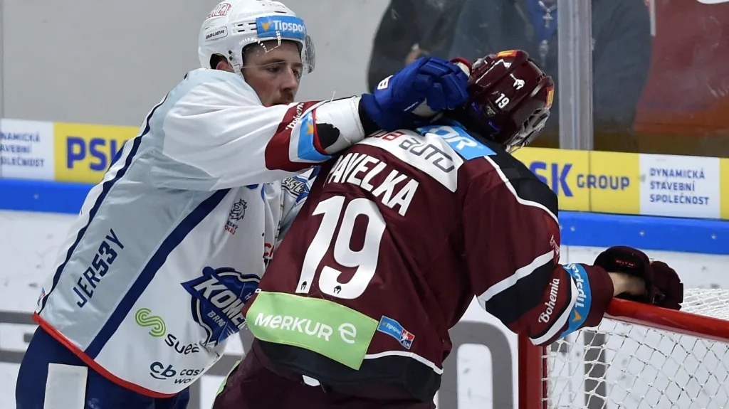 Jakub Lev z Komety v potyčce s bekem Sparty Tomášem Pavelkou