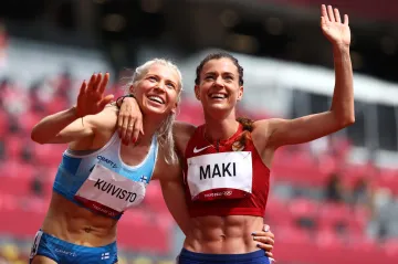 Kristiina Mäki slaví s Finkou Sarou Kuivistovou