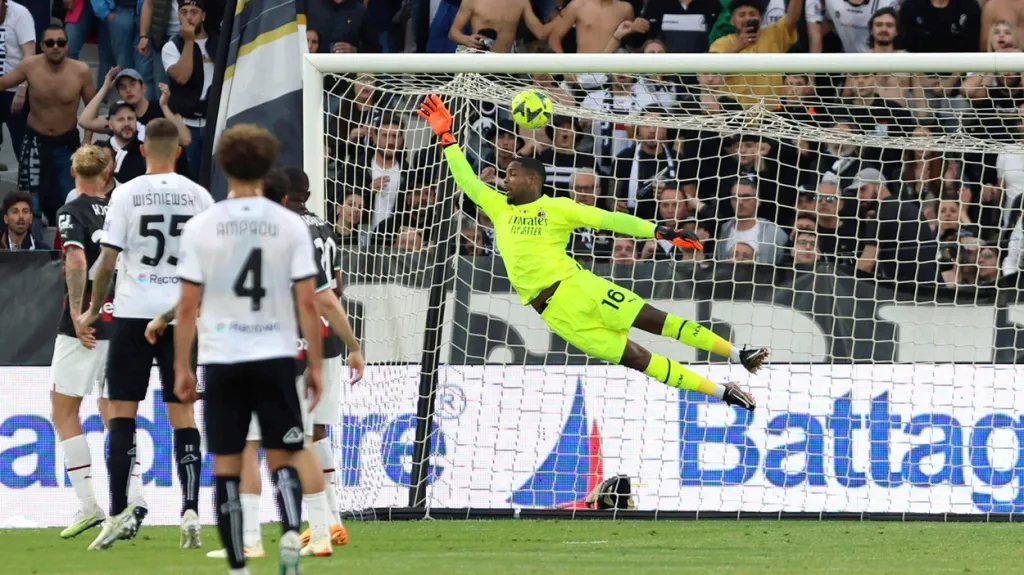 Mike Maignan z AC Milán inkasuje gól ve Spezii