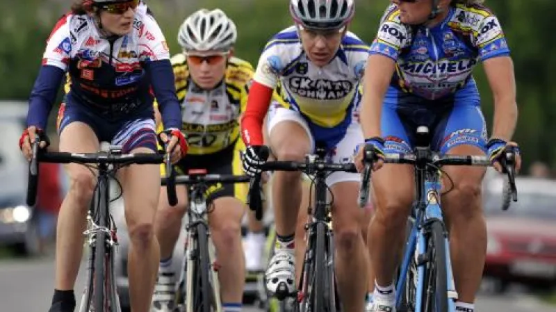 Martina Sáblíková (vlevo) na domácím cyklistickém mistrovství