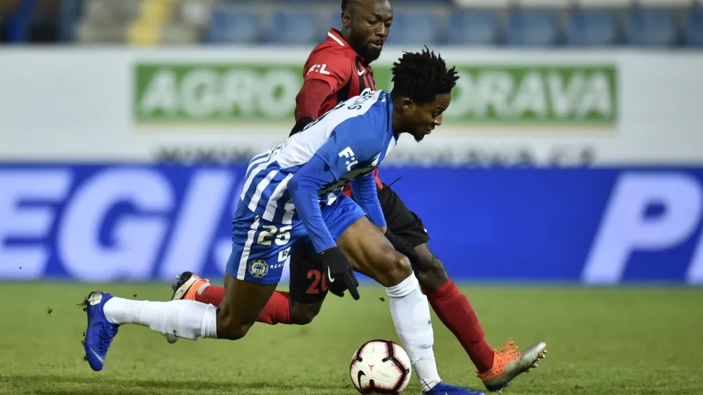 James Aarons Rolando a za ním Joel Kayamba