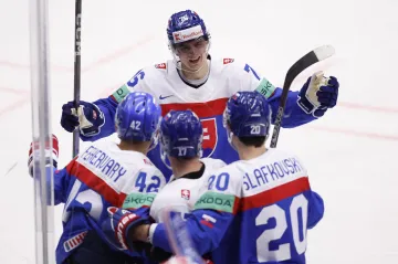 Šimon Nemec (uprostřed č. 17) oslavuje se spoluhráči gól