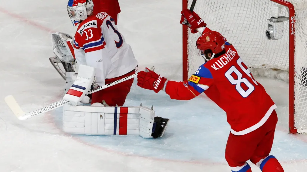 Rus Nikita Kučerov se raduje z gólu v síti Pavla Francouze
