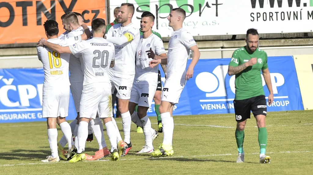Fotbalisté Slovácka se radují z gólu v Příbrami