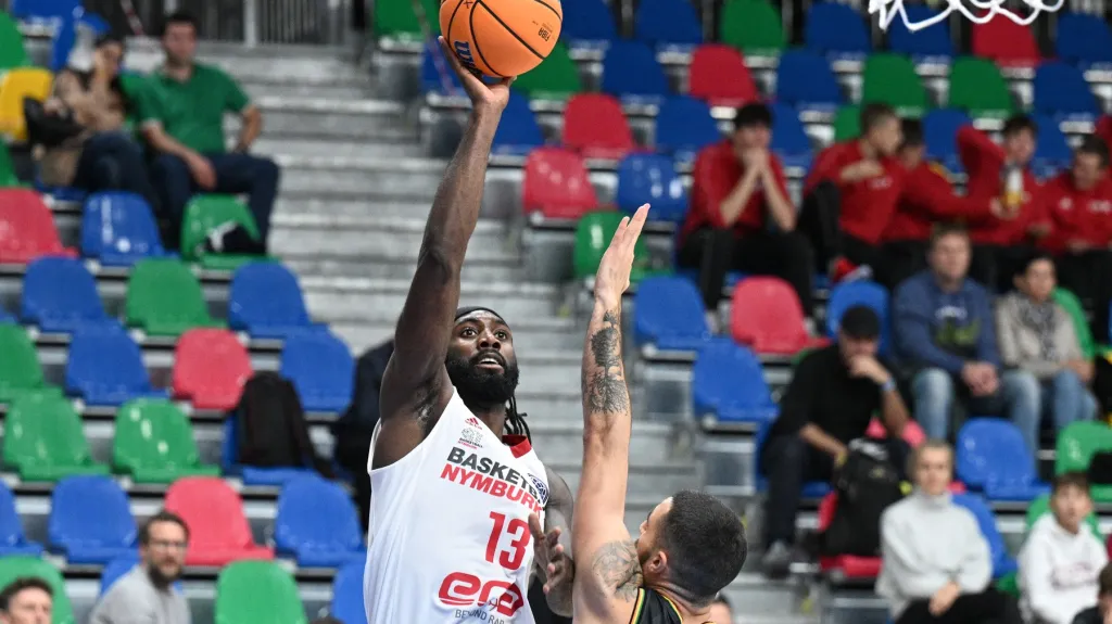 Nymburský basketbalista Eric Lockett