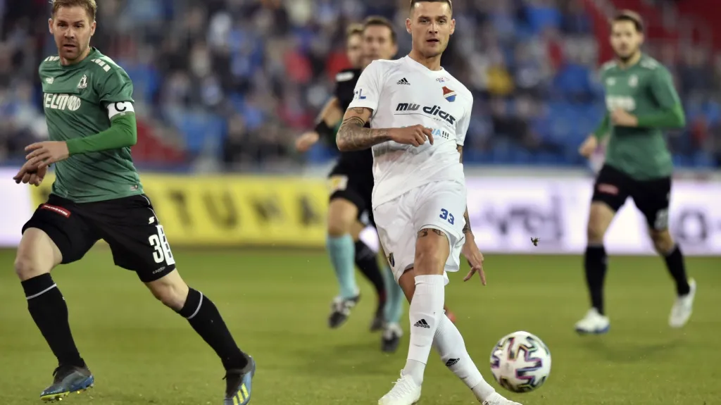 Roman Potočný z Baníku Ostrava přihrává za dohledu Tomáše Hübschmana z Jablonce