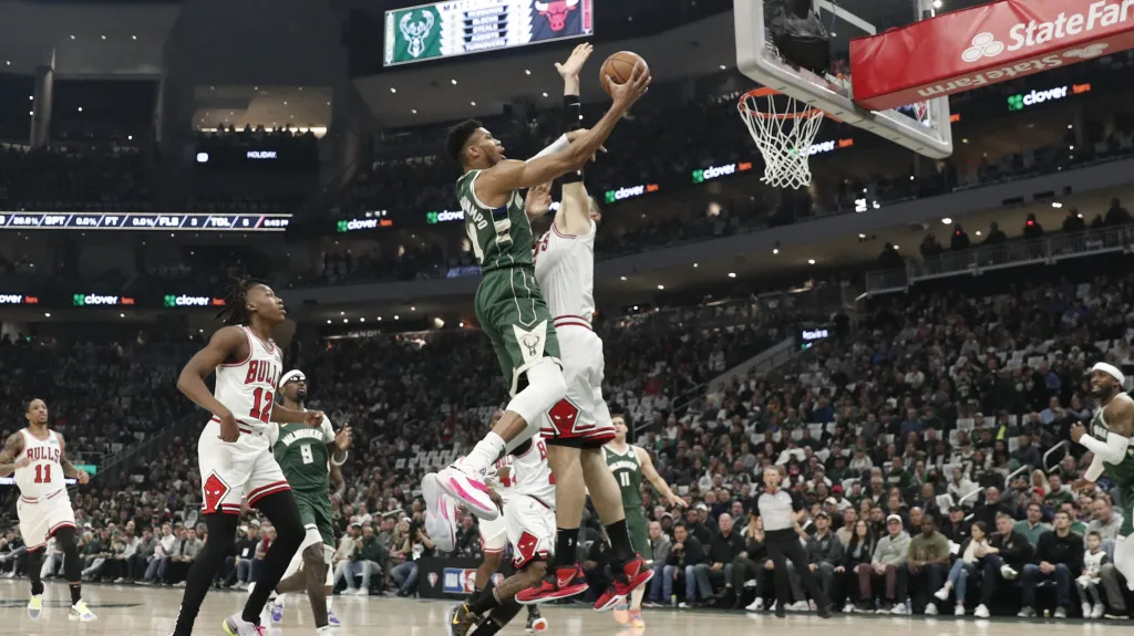 Janis Antetokounmpo z Milwaukee v akci v utkání proti Chicagu