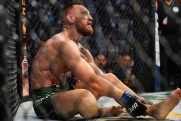 McGregor padl. V duelu s Poirierem si zlomil holenní kost