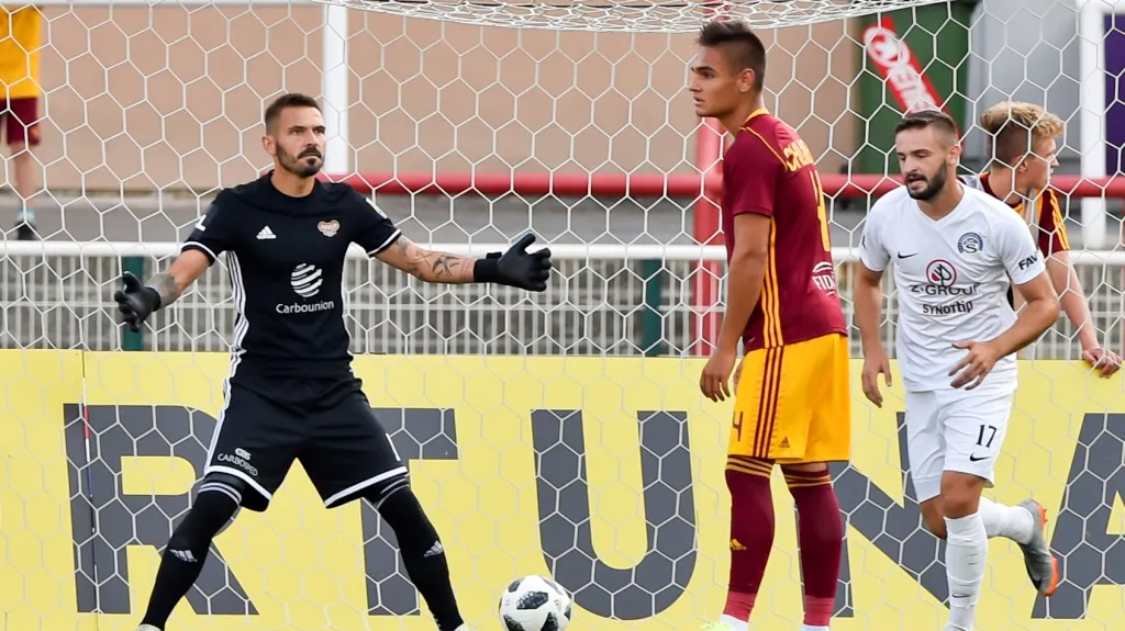 Obránce Dukly Martin Chlumecký po vlastním gólu