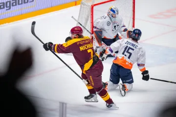 Albert Michnáč střílí gól