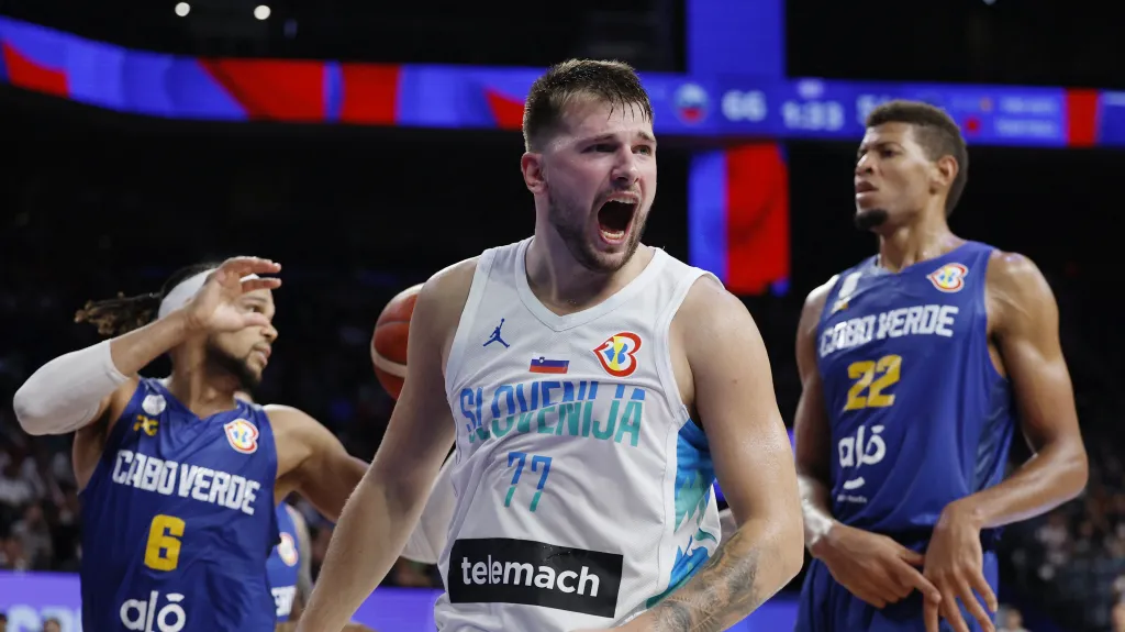 Luka Dončič ze Slovinska slaví proti Kapverdám