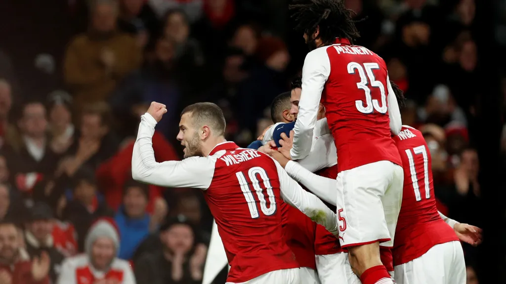 Fotbalisté Arsenalu slaví gól do sítě Chelsea