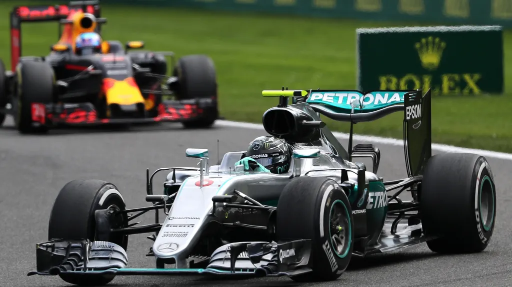 Nico Rosberg před Danielem Ricciardem ve Velké ceně Belgie