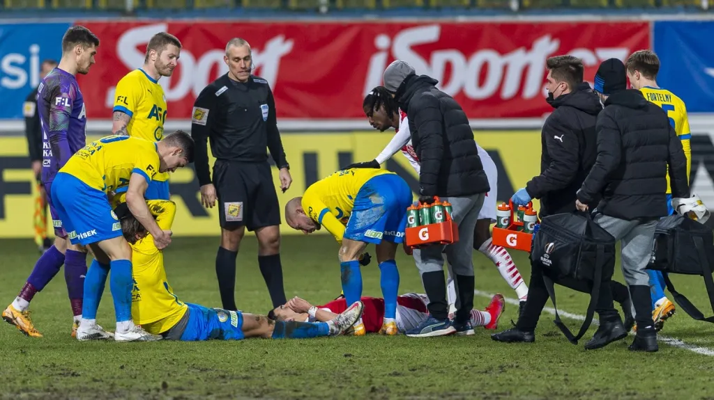 Otřesení David Heidenreich a Ondřej Lingr po zákroku Ondřeje Mazucha