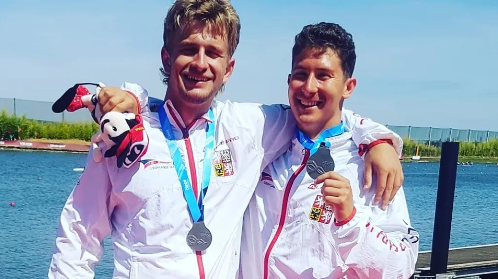 Jiří Minařík s Jiřím Zalubilem slaví stříbrnou medaili z MS do 23 let 