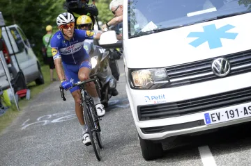 Philippe Gilbert je ošetřován po pádu během Tour de France