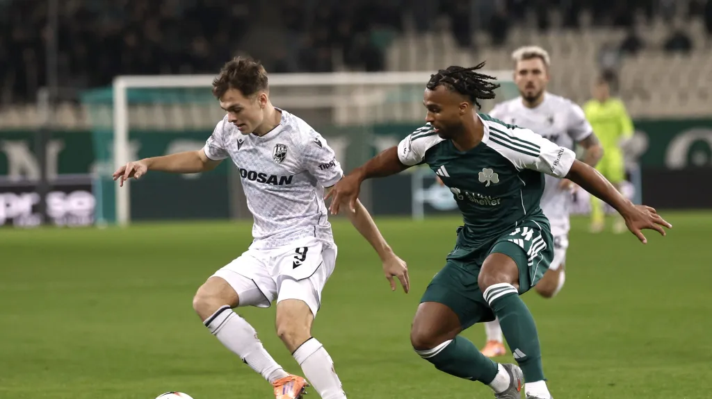 Denis Višinský v utkání s Panathinaikosem