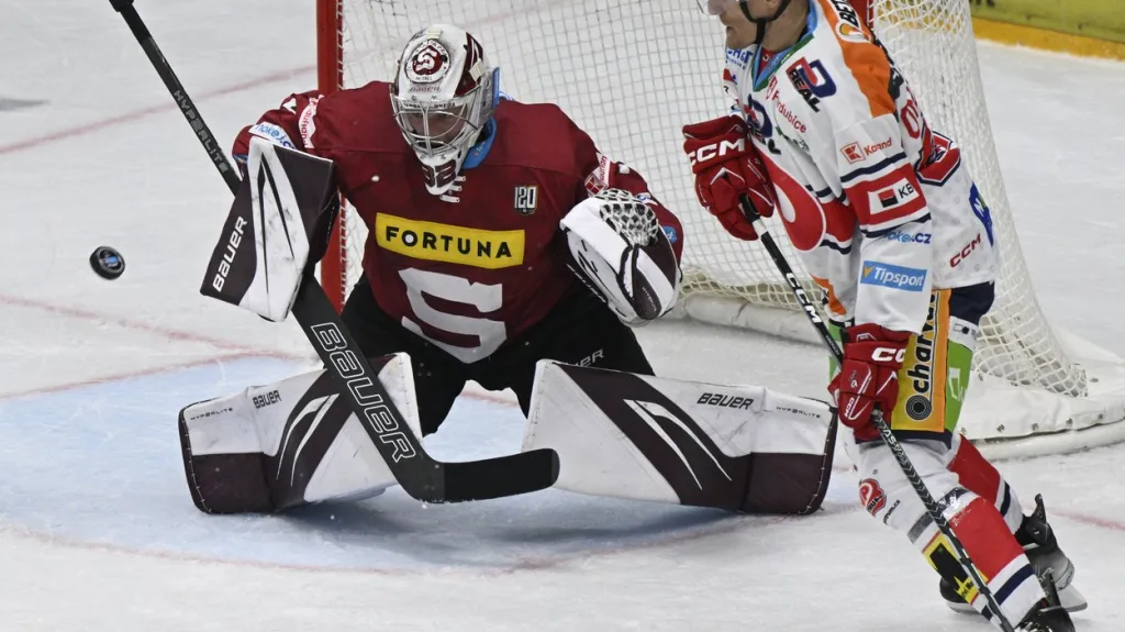 Brankář Sparty Josef Kořenář v utkání proti Pardubicím