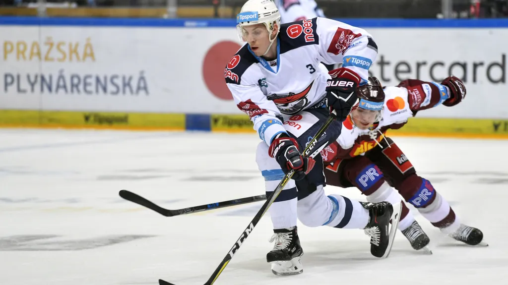 Ronald Knot v souboji s Lukášem Rouskem ze Sparty