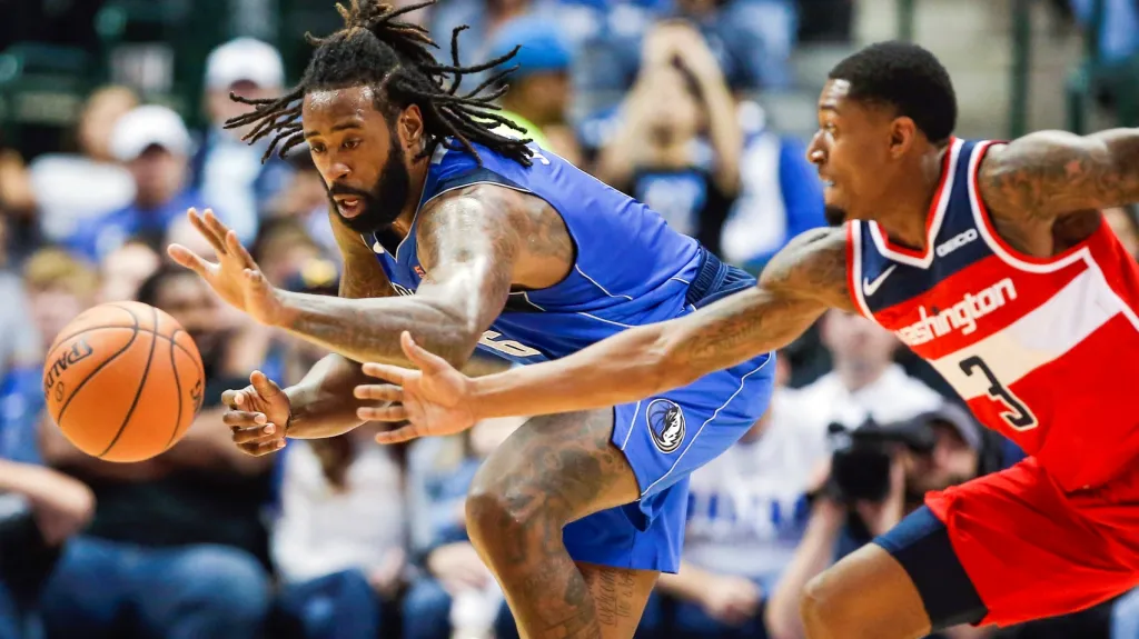 DeAndre Jordan z Dallasu (vlevo) bojuje o míč s Bradley Bealem z Washingtonu