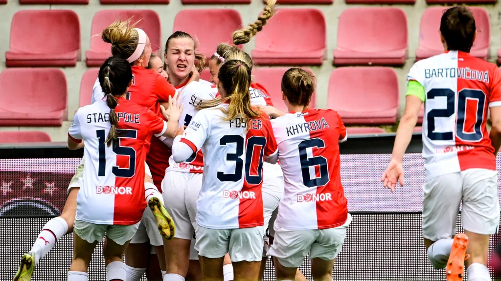 Oslavující hráčky Slavie
