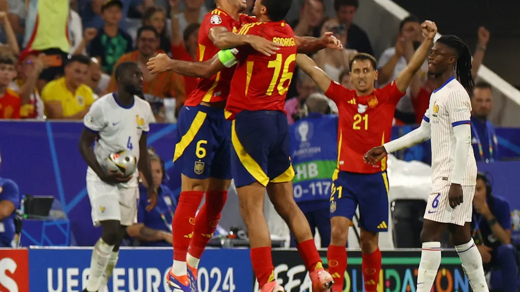 Fotbalisté Španělska se radují z postupu do finále mistrovství Evropy