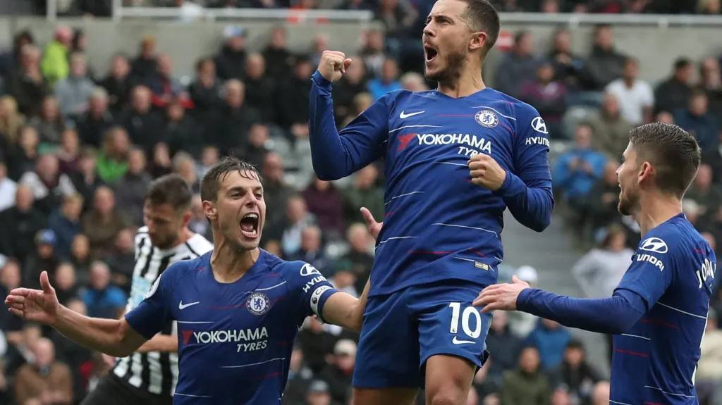 Eden Hazard (uprostřed) se raduje z gólu v Newcastlu
