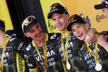 Tým Visma-Lease a Bike slaví vítězství v první etapě Tour de France