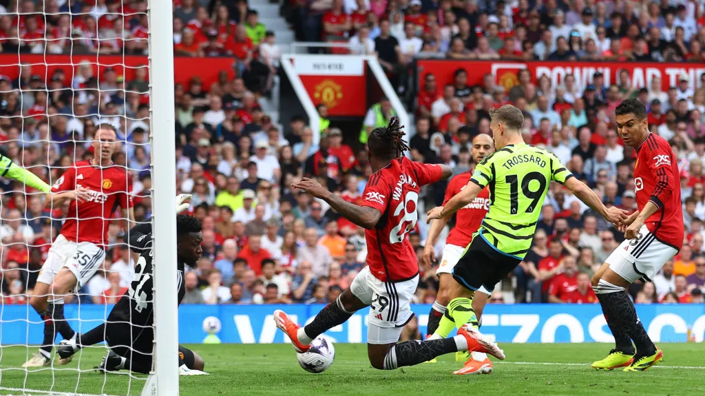 Trossard dává gól v zápase Arsenalu s Manchesterem United