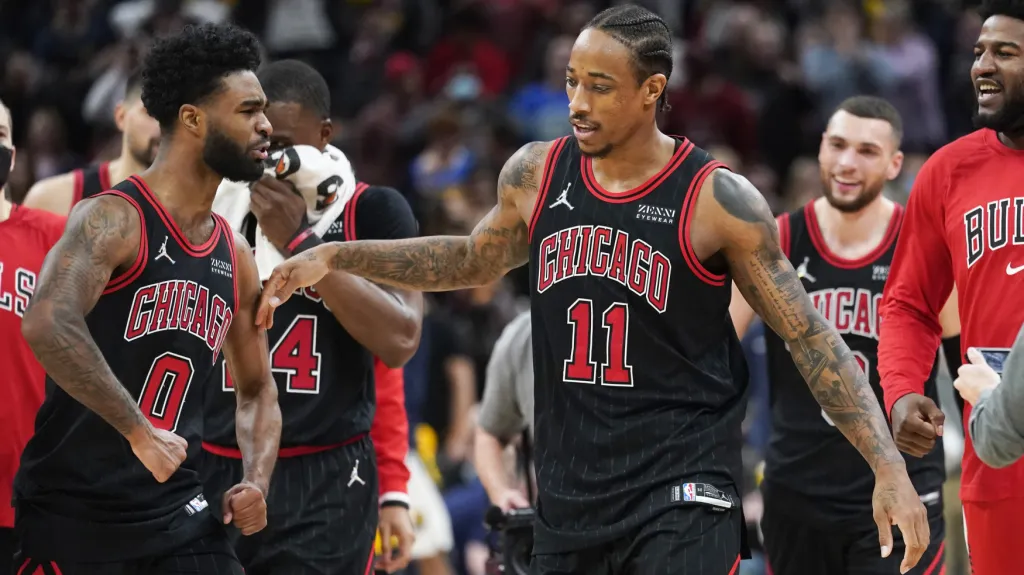 DeMar DeRozan (s číslem 11)